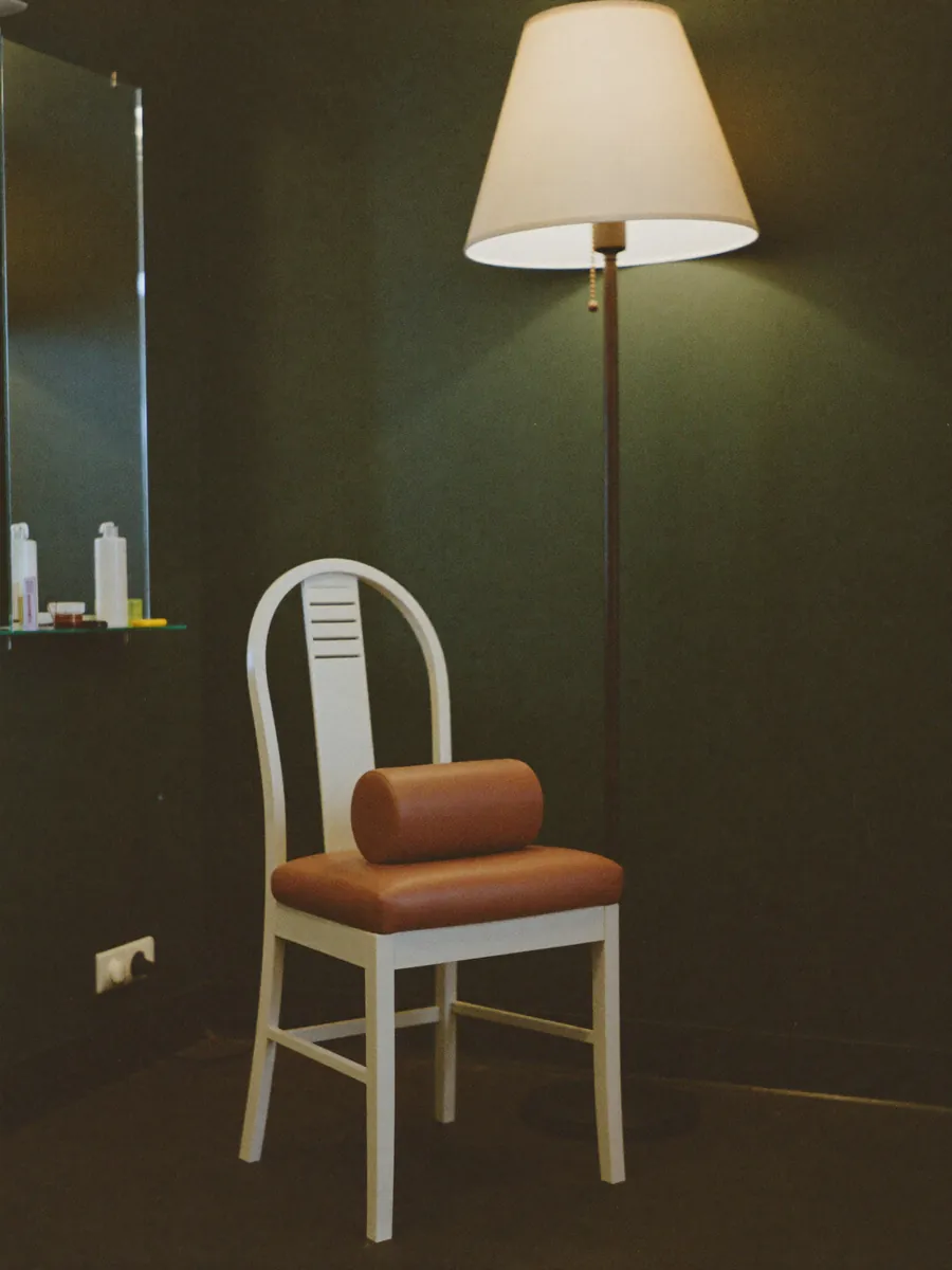 A quiet treatment chair in a small salon
